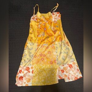 Patterned yellow silk dress 
Size S, Fits XS 
Great condition
Has Side zipper